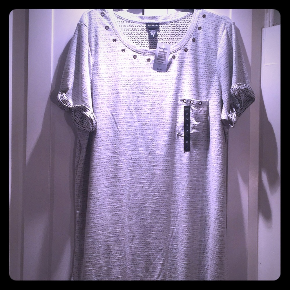 Torrid arrow print grommet pocket tee
